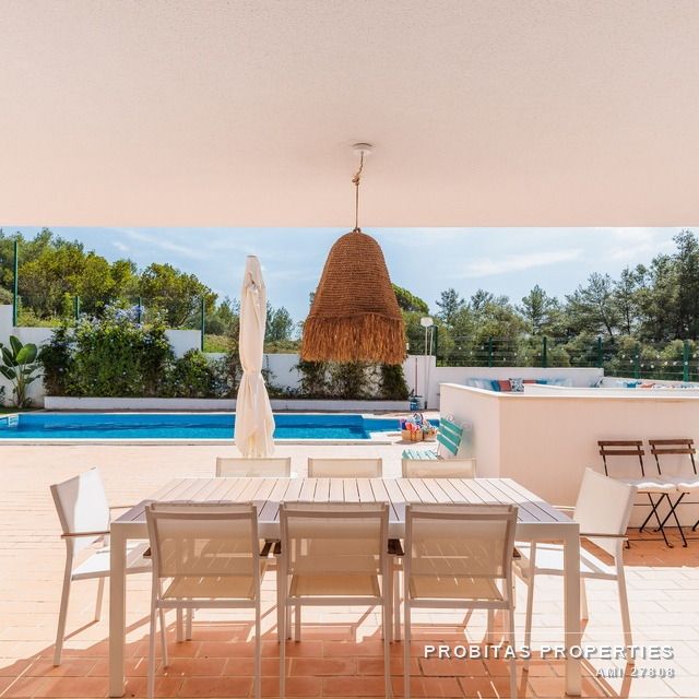 Terraza cubierta junto a la piscina