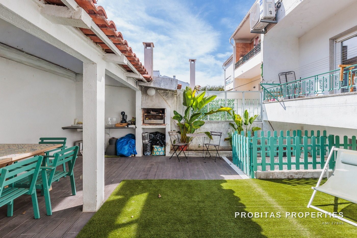 Jardín con zona cubierta y barbacoa