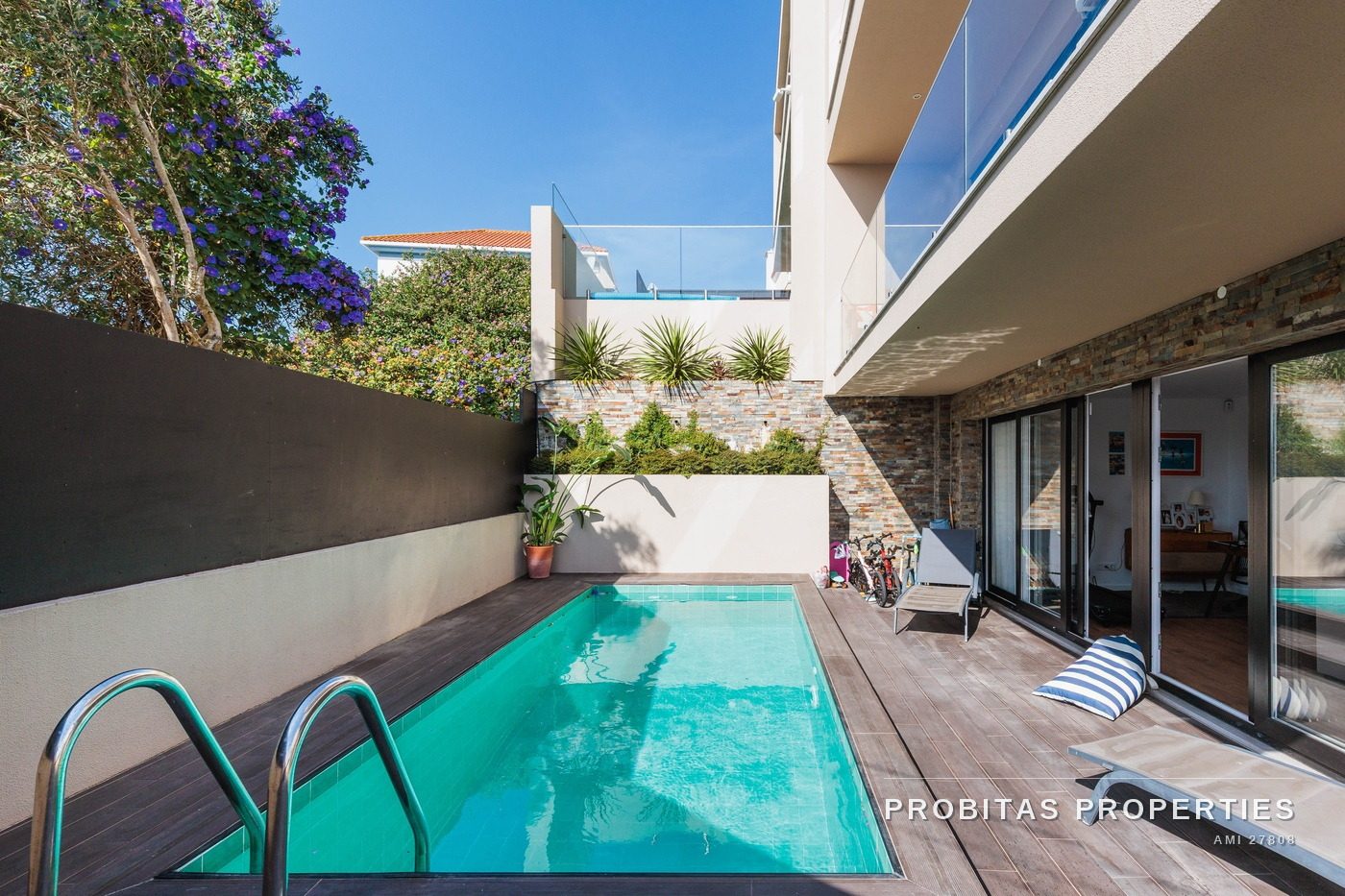 La casa de Caparide vista desde la piscina
