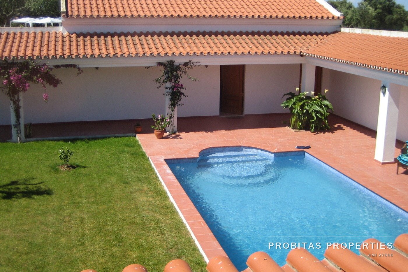 Patio interior con piscina de la Quinta do Carvalho